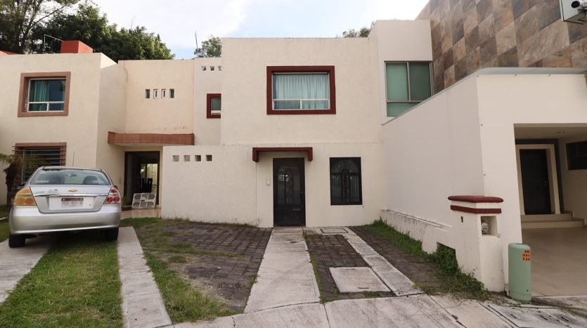 CASA EN VENTA EN MORELIA, FRACC. JARDINES DE VISTA BELLA.