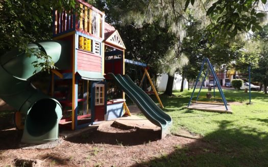 CASA EN VENTA EN MORELIA, FRACC. JARDINES DE VISTA BELLA.
