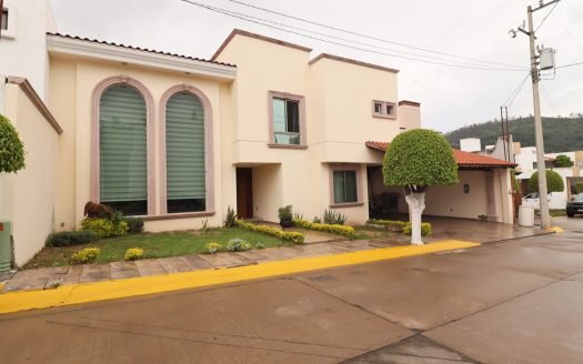CASA EN VENTA EN MORELIA, RESIDENCIAL BUGAMBILIAS