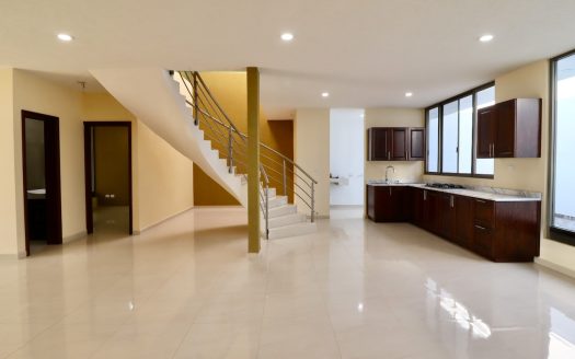 CASA EN VENTA EN MORELIA, VILLAS DEL LAGO (ZONA ALTOZANO)