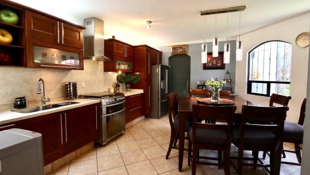 Casa en venta en Morelia, Camelinas 9